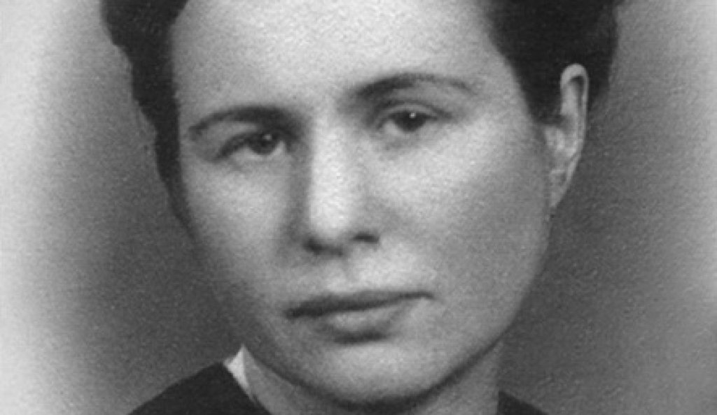 
Ирена Сандлерова
Историята й става световно известна покрай един училищен проект. През 1999 г. един учител в Канзас – Норман Конард дава специална задача на трима свои ученици. Това е нетрадиционен проект по повод Националният ден на историята, който т