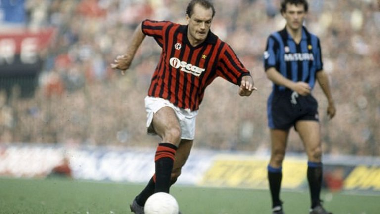 7. Рей Уилкинс
Великият Рей за съжаление вече не е сред нас, но на Острова винаги ще се помни какъв футболист бе той. Уилкинс не успя да постигне някакви значими успехи през кариерата си що се касае до трофеи, но футболна Европа оценяваше неговата техника и начина, по който четеше играта. Рей игра за Милан и ПСЖ в средата и края на 80-те години на миналия век.