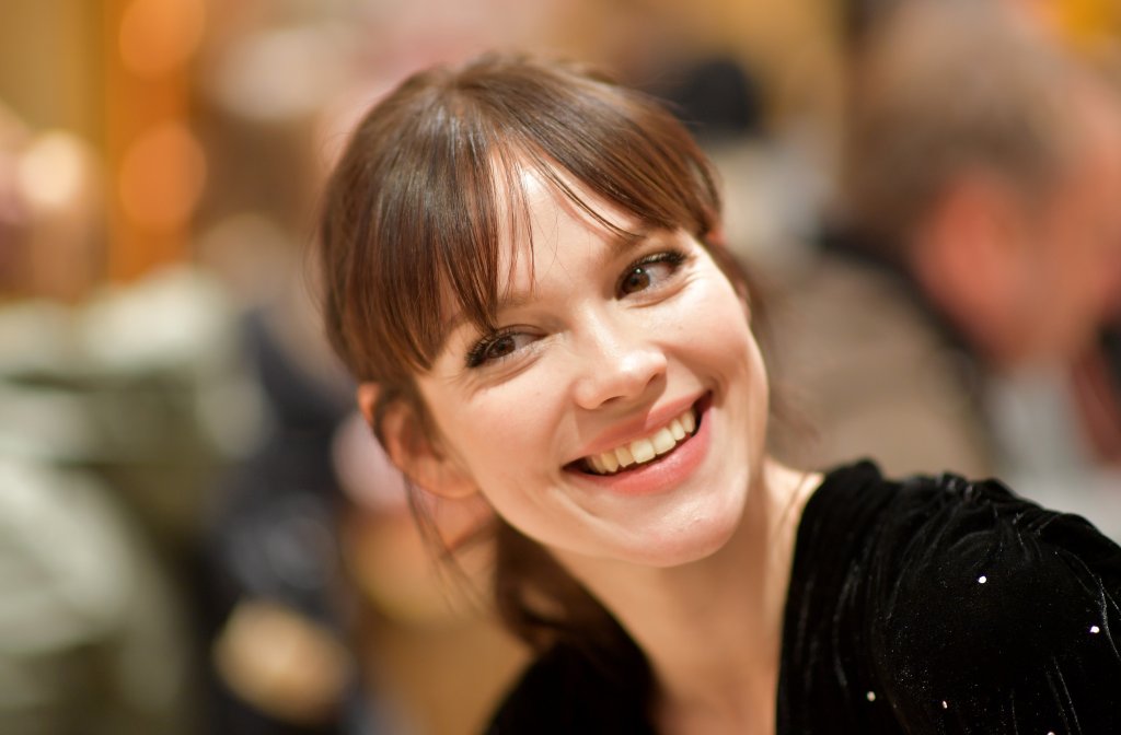 Емилия Шюле
Това деликатно и прекрасно създание още от ранна възраст е свикнало да бъде пред камерите - първо в реклами, а след това и в редица филми и сериали. Днес обаче можем да я видим в меко казано нетипични роли - като брутален и безмилостен шпионин и убиец в сериали като "Централа Берлин" и Treadstone. И да, въпреки огромните дози насилие, продължава да е все така великолепно красива.