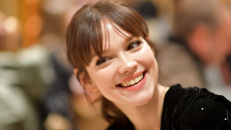 Емилия Шюле
Това деликатно и прекрасно създание още от ранна възраст е свикнало да бъде пред камерите - първо в реклами, а след това и в редица филми и сериали. Днес обаче можем да я видим в меко казано нетипични роли - като брутален и безмилостен шпионин и убиец в сериали като "Централа Берлин" и Treadstone. И да, въпреки огромните дози насилие, продължава да е все така великолепно красива.