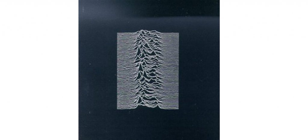 Joy Division - Unkown PleasuresГодина: 1979Като говорим за физика, пост-пънк бандата също навлиза в тази тънка материя в обложката на своя дебютен албум. На пръв поглед интерпретация на природен пейзаж с планински вериги, всъщност изображението представя първите вълни от пулсари, записани от космоса с помощта на радиотелескопи. Тази картина за пръв път е отпечатана в Енциклопедията на Кеймбридж по астрономия през 1977 г., но е твърде възможно повече хора да са я видели за пръв път като щампа на някоя фенска тениска.