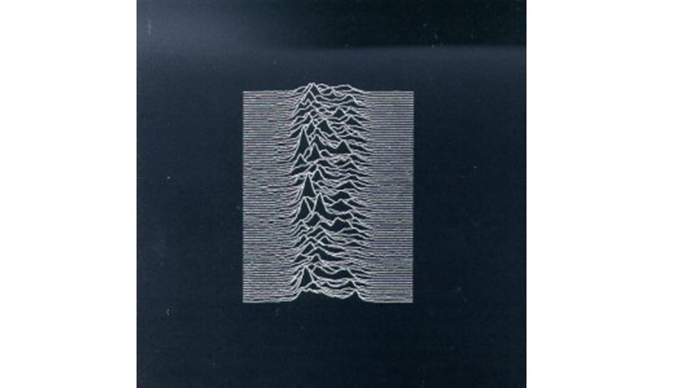 Joy Division - Unkown PleasuresГодина: 1979Като говорим за физика, пост-пънк бандата също навлиза в тази тънка материя в обложката на своя дебютен албум. На пръв поглед интерпретация на природен пейзаж с планински вериги, всъщност изображението представя първите вълни от пулсари, записани от космоса с помощта на радиотелескопи. Тази картина за пръв път е отпечатана в Енциклопедията на Кеймбридж по астрономия през 1977 г., но е твърде възможно повече хора да са я видели за пръв път като щампа на някоя фенска тениска.