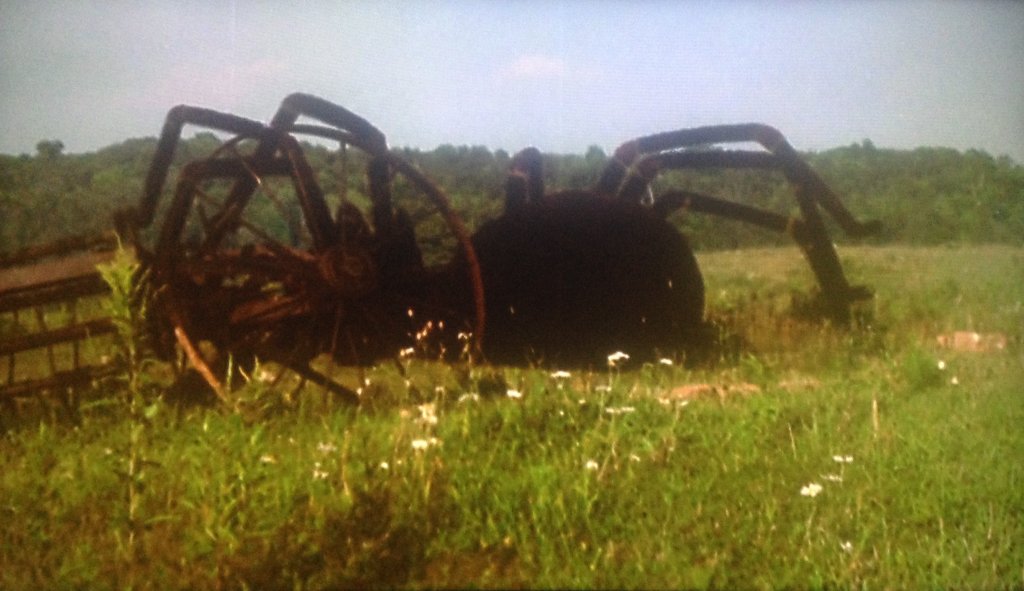 "The Giant Spider Invasion"
Гигантските буболечки бяха нелепи още през 50-те години, но американските тълпи са обичали да ги гледат на автокино, докато дъвчат пуканки в колите си. През 1975 г. режисьорът Бил Рибейн решава да се опре на тази любов към големите паяци и прави "The Giant Spider Invasion". Сюжетът би следвало да разказва как гигантски паяци тероризират град Мерил в Уисконсин, но всичко е толкова объркано, че във филма на практика няма история. И все пак, според Рибейн, това е един от най-пиратстваните филми на всички времена. Може и така да е, но никога няма да разберем защо.