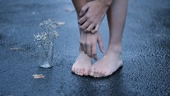 Босите крака по софийския асфалт са често срещана гледка през май - месеца на баловете