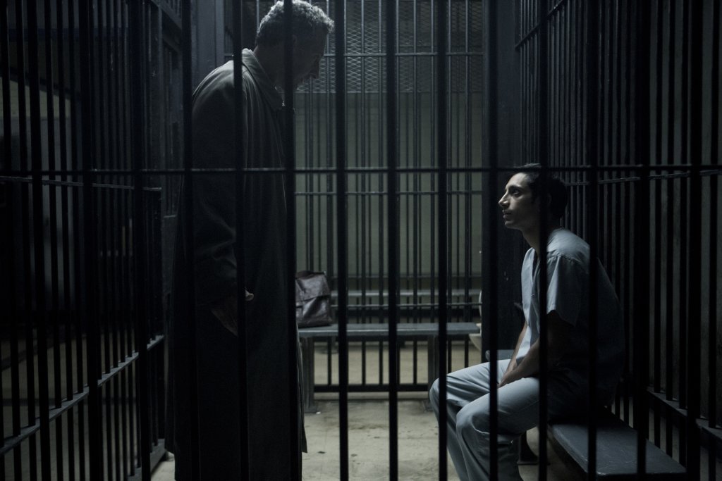 8. \"Злокобна нощ\" (The Night of) - Сериалът на HBO с Джон Туртуро и Риз Ахмед е римейк на британския Criminal Justice.
