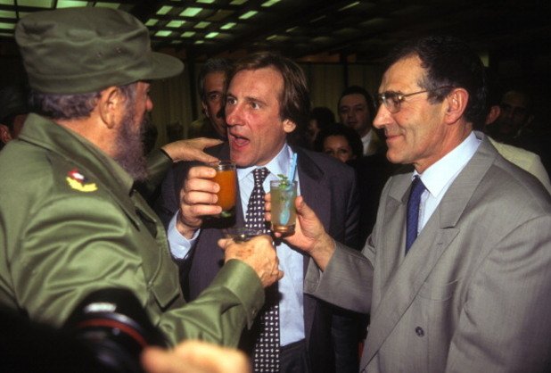 Фидел Кастро
Като истински патриот, за какъвто би искал да минава дори на стари години, и революционер, като какъвто продължава да бъде описван в медиите, кубинският диктатор не би могъл да отпива от нищо друго освен Мохито. Или Куба Либре. Естествено, през годините, той е пийвал от всичко без да злоупотребява - в зависимост от гостите, които трябва да посрещне. На снимката Фидел си казва "наздраве" с младия Жерар Депардио