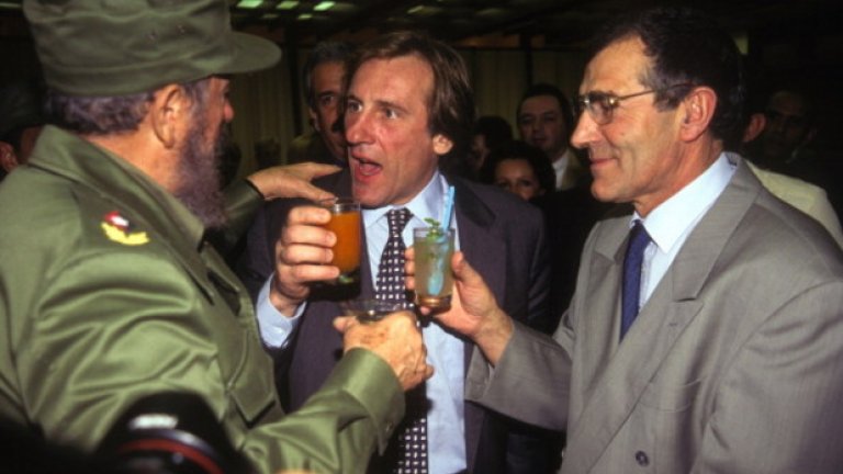Фидел Кастро
Като истински патриот, за какъвто би искал да минава дори на стари години, и революционер, като какъвто продължава да бъде описван в медиите, кубинският диктатор не би могъл да отпива от нищо друго освен Мохито. Или Куба Либре. Естествено, през годините, той е пийвал от всичко без да злоупотребява - в зависимост от гостите, които трябва да посрещне. На снимката Фидел си казва "наздраве" с младия Жерар Депардио