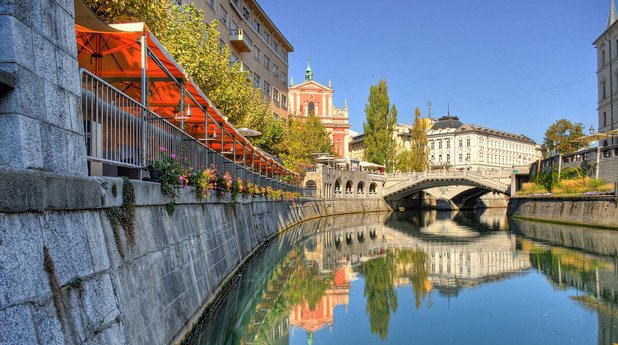 Самата Любляна също е очарователен град, според някои най-красивият в Европа. 

 С миниатюрни размери на фона на европейските мегаполиси, словенската столица е известна със спокойствието, тишината и многобройните статуи на дракони,  особено т.нар. Драконов мост.