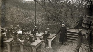 Openluchtschool_in_de_vrieskou_Open-air_school_in_the_freezing_cold_(3915530627)