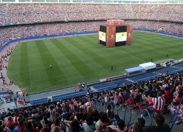 Вечерта стана тъжна на "Висенте Калдерон", където 50 000 изпълниха трибуните да гледат мача. Феновете на Атлетико обаче също не спряха да пеят и посрещнаха своите като герои. Каквито играчите на Диего Симеоне са.