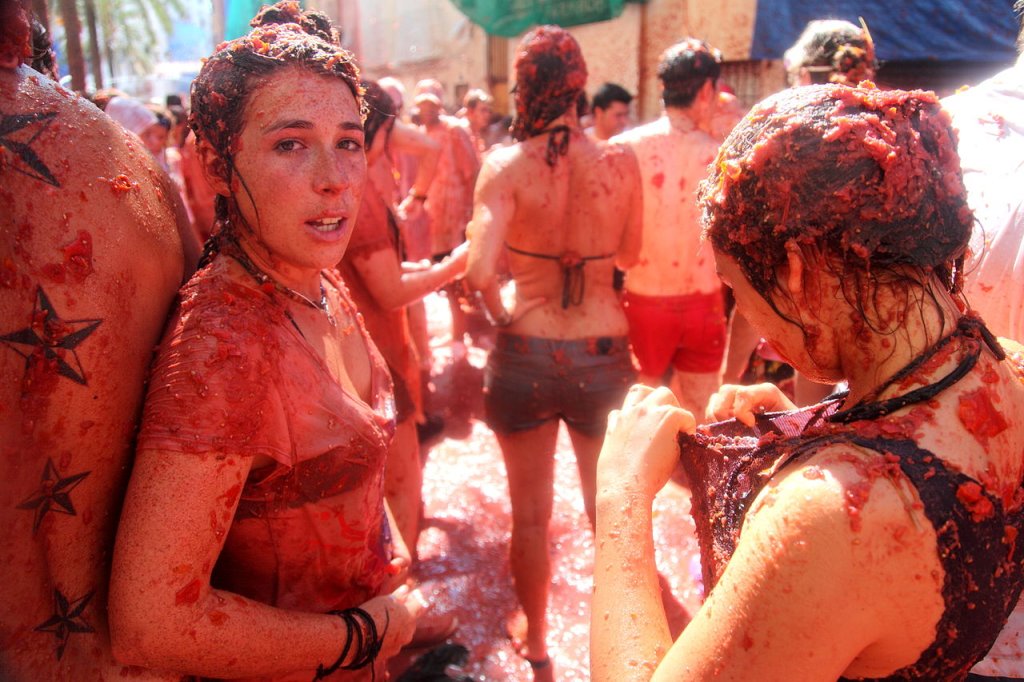 1280px-La_Tomatina_(25.08.2010)_-_Spain,_Buñol_21