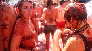 1280px-La_Tomatina_(25.08.2010)_-_Spain,_Buñol_21