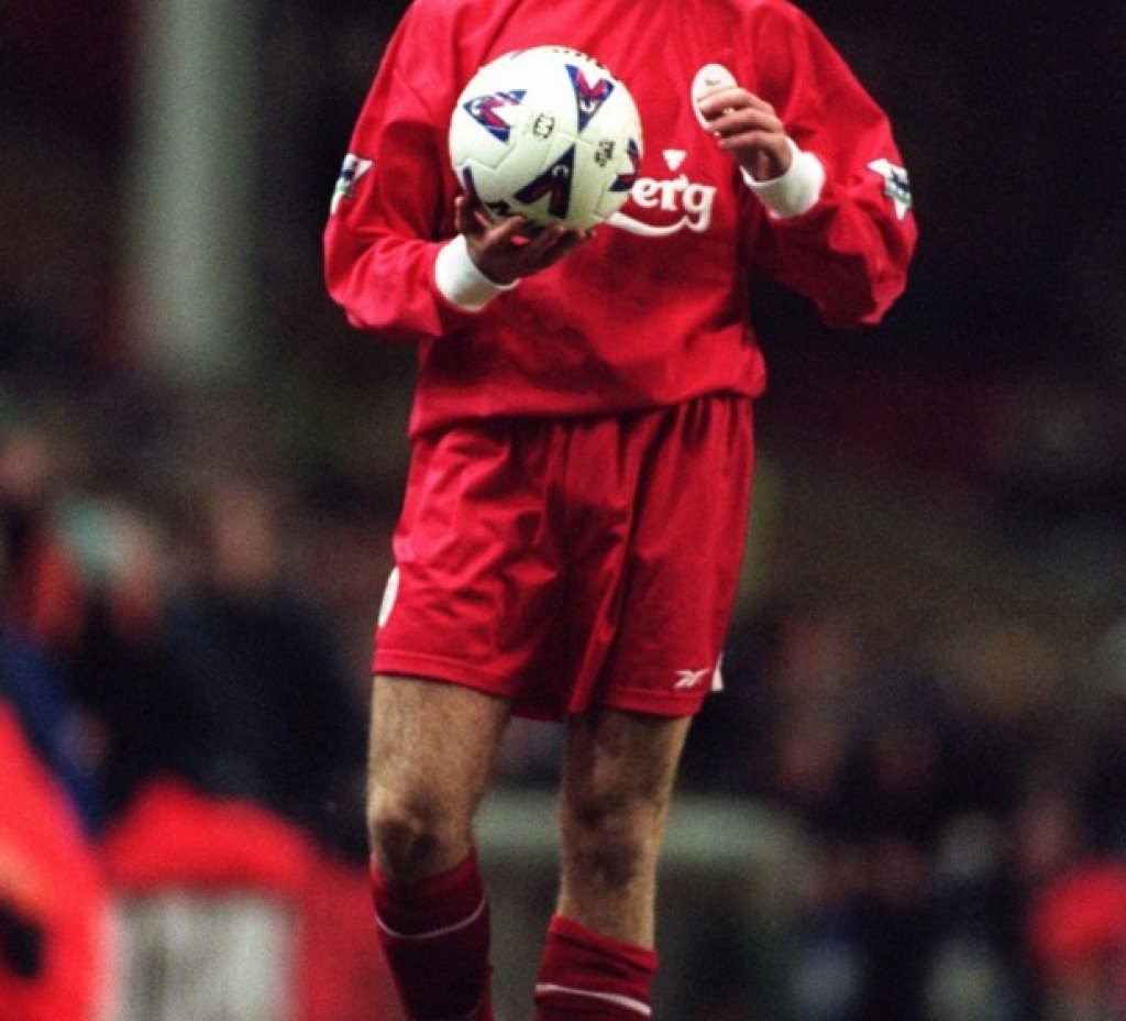 Стивън Джерард (Ливърпул), 18 г., 29 ноември 1998 г. срещу Блекбърн във Висшата лига, влизайки като резерва в последната минута.