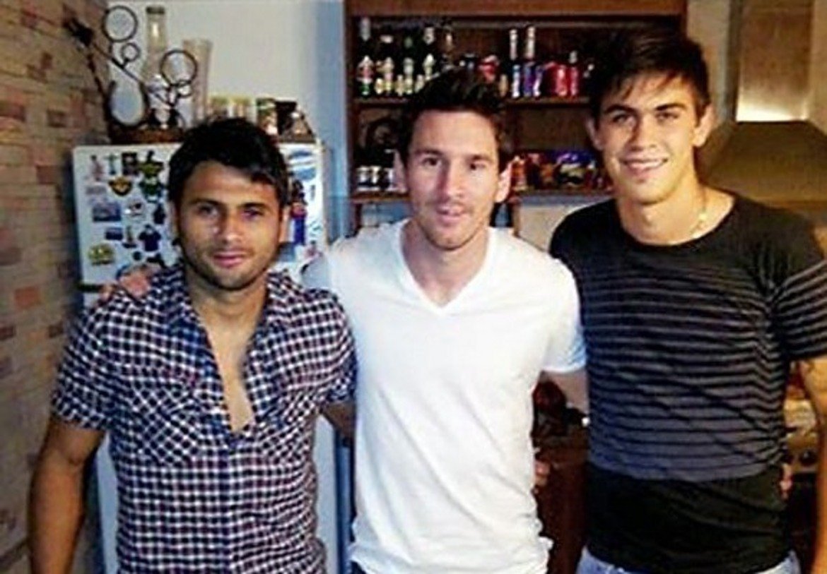 Суперзвездата на Барселона, Лионел Меси заедно с двамата си братовчеди Макси (ляво) и Емануал (дясно) Бианкучи.