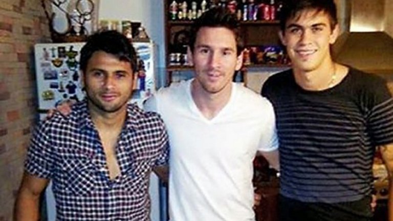 Суперзвездата на Барселона, Лионел Меси заедно с двамата си братовчеди Макси (ляво) и Емануал (дясно) Бианкучи.