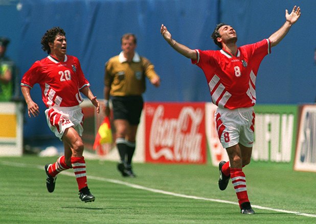 САЩ 1994 г. Другата култова снимка от онзи ден, в който повярвахме в чудеса. Стоичков току-що е вкарал първия гол на германците.