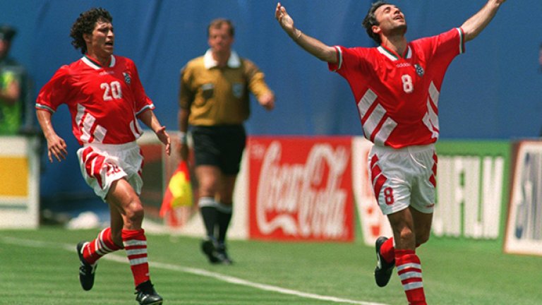 САЩ 1994 г. Другата култова снимка от онзи ден, в който повярвахме в чудеса. Стоичков току-що е вкарал първия гол на германците.