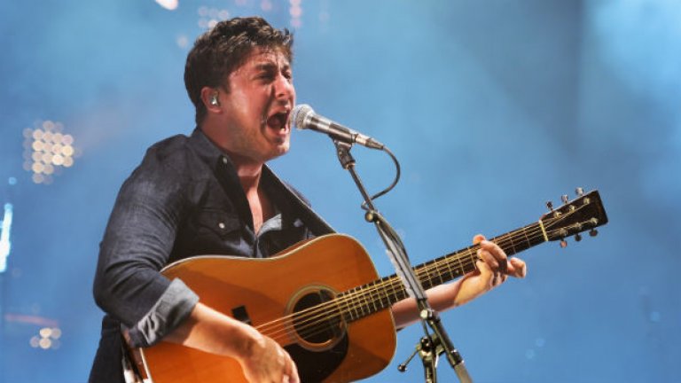 2015: Mumford & Sons също хващат електрическите китари
Модерната фолк рок банда може и да не успее да завоюва такова място в историята, каквото имат останалите споменати тук артисти. Но трансформацията й от акустична банджо-китара-контрабас формула в праволинеен алтърнатив рок е вероятно най-смелата за по-нова група на музикалната сцена. Третият албум на Маркъс Мъмфорд и компания Wilder Mind накара бандата да звучи повече като смесица от Coldplay и Kings of Leon – което може и да не впечатли по-голямата част от критиката, но албумът все пак стартира като номер 1 и във Великобритания, и в САЩ.