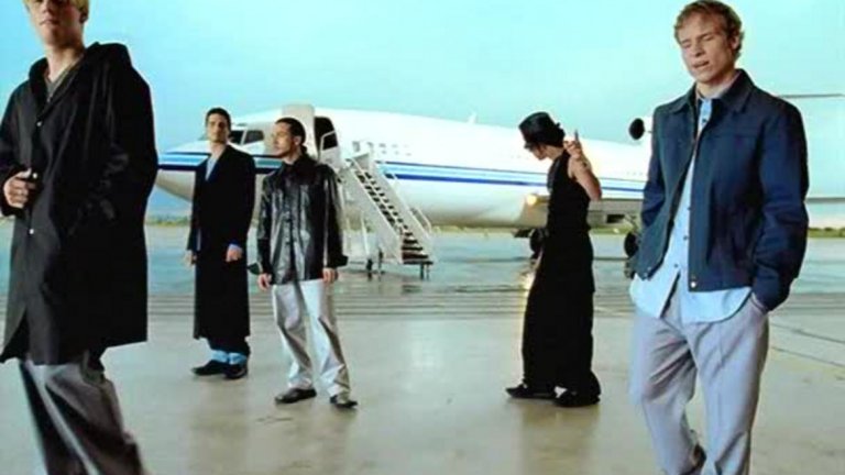 Backstreet Boys - I Want It That Way
През 1999-а излезе и едно от най-култовите в стилистиките на бой бандите въобще - I Want It That Way. По това време Backstreet Boys си имаха всичко - лъскавите дрехи, зализаните прически, захаросания момчешки чар и никакви обвинения в сексуален тормоз, а жените ги обожаваха точно както в клипа.