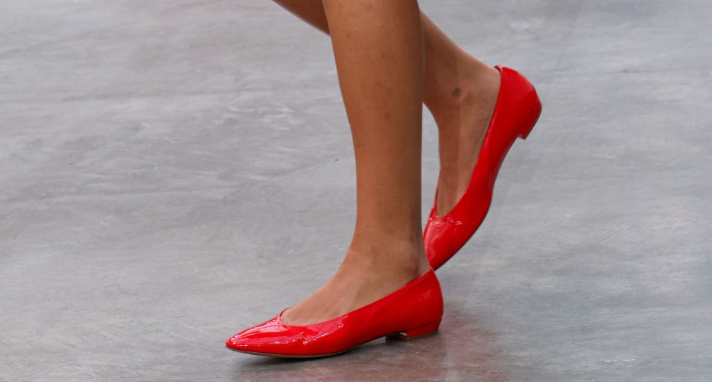 Класическите балеринки, или завръщането на дискретния шик
Пролетта на 2026 г. затвърждава завръщането на балеринките, но в далеч по-рафиниран и минималистичен вариант. Този път водещ е максимално изчистеният силует – без излишни декорации или ексцентрични детайли, залагайки единствено на фината линия, която следва извивките на крака.
Промяна има и при стайлинга им. Балеринките вече не са ограничени до официалните рокли и поли. Те се налагат като перфектния съюзник на класическия дънки, създавайки баланс между небрежното излъчване и дискретната елегантност.