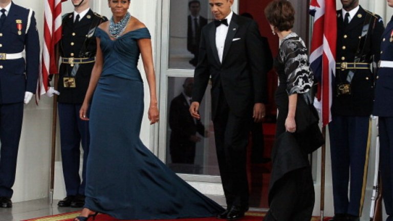 Мишел Обама в елегантна синя рокля с масивна огърлица по време на официалната вечеря с британския премиер Джеймс Камерън и съпругата му Саманта през 2012-та година.