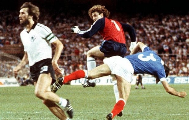 Испания 1982 г. Вратарят на Германия Тони Шумахер опитва да премаже Патрик Батистон от Франция в полуфинала в Севиля. Ударът е толкова зловещ, че години след това французите не прощават на немците, а Шумахер е обществен враг номер едно.