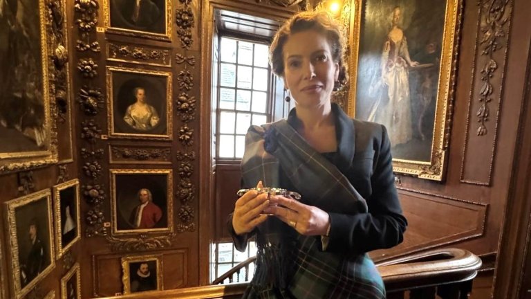 Александра Мирчева в замъка "Блеър" в Шотландия с почетната награда "Пазител на куейх"