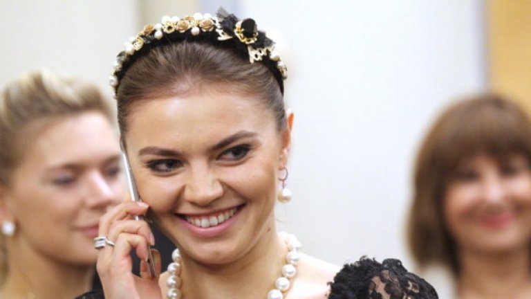 През 2007-ма гимнастичката е избрана за депутат от управляващата партия "Единна Русия". Още на следващата година започват слуховете за Путин, а тя се сдобива с прозвището "втората дама"
