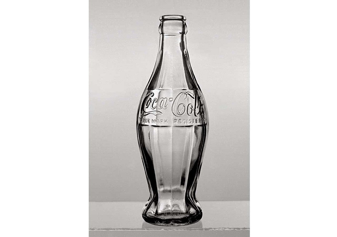 Бутилката на Coca-Cola, 1915 г. 
Дизайнер: Александер Самюелсон 

През 1915 г. собствениците на Coca-Cola решават, че имат нужда от уникална бутилка, която да ги отличи от всички останали конкуренти. Целта е формата на бутилката да бъде толкова разпознаваема ("дори сляп човек да я идентифицира"), така че да създаде безценна търговска автономност. 

Прочутата бутилка, която може да се нарече една от най-успешните опаковки на всички времена, е вдъхновена от съставките на самата напитка. За вдъхновение са използвани изображения на ядките от дървото кола и листата на кока, взети от "Енциклопедия Британика". Образите са синтезирани в обща форма, която напомня за извивките на женско тяло. Създателят на бутилката не е някой прочут дизайнер, а шведският стъклар Александер Самюелсон от Индиана.