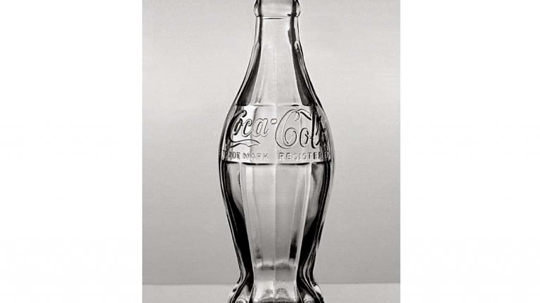 Бутилката на Coca-Cola, 1915 г. 
Дизайнер: Александер Самюелсон 

През 1915 г. собствениците на Coca-Cola решават, че имат нужда от уникална бутилка, която да ги отличи от всички останали конкуренти. Целта е формата на бутилката да бъде толкова разпознаваема ("дори сляп човек да я идентифицира"), така че да създаде безценна търговска автономност. 

Прочутата бутилка, която може да се нарече една от най-успешните опаковки на всички времена, е вдъхновена от съставките на самата напитка. За вдъхновение са използвани изображения на ядките от дървото кола и листата на кока, взети от "Енциклопедия Британика". Образите са синтезирани в обща форма, която напомня за извивките на женско тяло. Създателят на бутилката не е някой прочут дизайнер, а шведският стъклар Александер Самюелсон от Индиана.