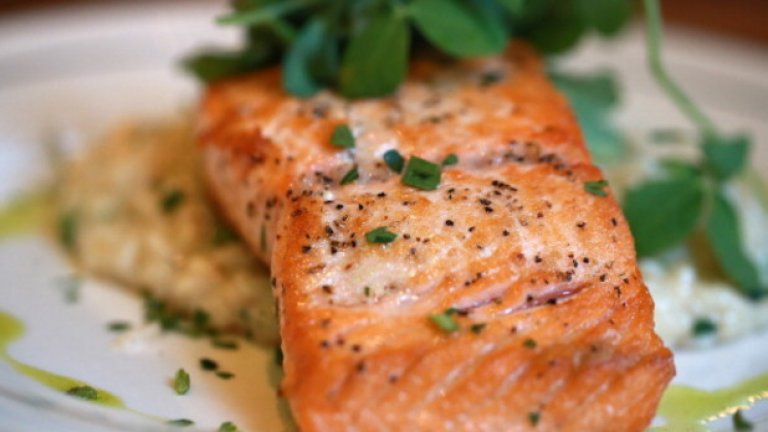 Сьомга
Сьомгата е царицата на рибите. Освен, че е отличен източник на висококачествен протеин, сьомгата е и един от най-добрите хранителни източници на омега-3 мазнини. Едно скорошно проучване показва, че хората с астма показват подобрение само след три седмици диета богата на рибено масло. 
Как да го ядем: Печена, на грил, задушена сьомга с билки… Времето за готвене се равнява на 10 минути за всеки сантиметър от парчето риба. Сьомга трябва да се лющи, когато е готова. Обработена или консервирана сьомгата е страхотно допълнение към салати, паста, супа, или върху пица. Прясната риба може да се държи един до два дни в хладилника, а може и да я замразите в камерата в плътно затворен контейнер за около 4-5 месеца.