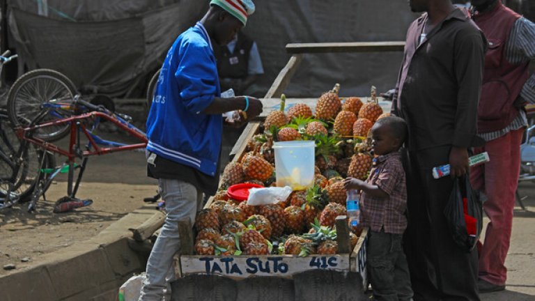 Улични продавачи. Предлагат джапанки, щипки, медицински постери с дечица и указания кой орган къде е. Има също точилки, карти на Африка, фъстъци, фалшиви дискове, раздърпани тениски, части от стълба и всичко друго, но не и вода