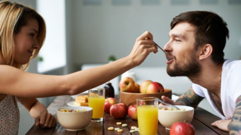 7. Закуска
Пропускането на закуска, както и изборът на неправилна такава, е предпоставка за много да объркат целия си ден. Стартирането на деня със здравословна закуска, съдържаща основни хранителни вещества е перфектен начин да положите добри основи за предстоящия ден. 
Може да чувствате, че кафе или фреш са достатъчни, за да стартирате деня си пълноценно, но те не са способни  да захранят тялото с гориво за по-дълъг период време. По този начин е много вероятно съвсем скоро след въпросната закуска да посегнете към това, което е най-достъпно и удобно за хапване, а именно бърза и нездравословна храна. 
От друга страна, ако захраните тялото си пълноценно, ще е много по-малко вероятно да усетите голям апетит или глад идните няколко часа. 
Как би изглеждала здравословна закуска, която да даде енергия за часове напред? 
Вариант 1:  Цели яйца (източник на висококачествени белтъчини и полезни мазнини), в комбинация с овесени ядки (източник главно на сложни въглехидрати), комбинирани и сготвени според лични предпочитания. 
Вариант 2:  Суроватъчен протеин на прах (източник главно на висококачествени белтъчини), в комбинация със сурови ядки (източник главно на полезни мазнини) и количество овесени ядки, комбинирани по лични предпочитания според вкус и цели.