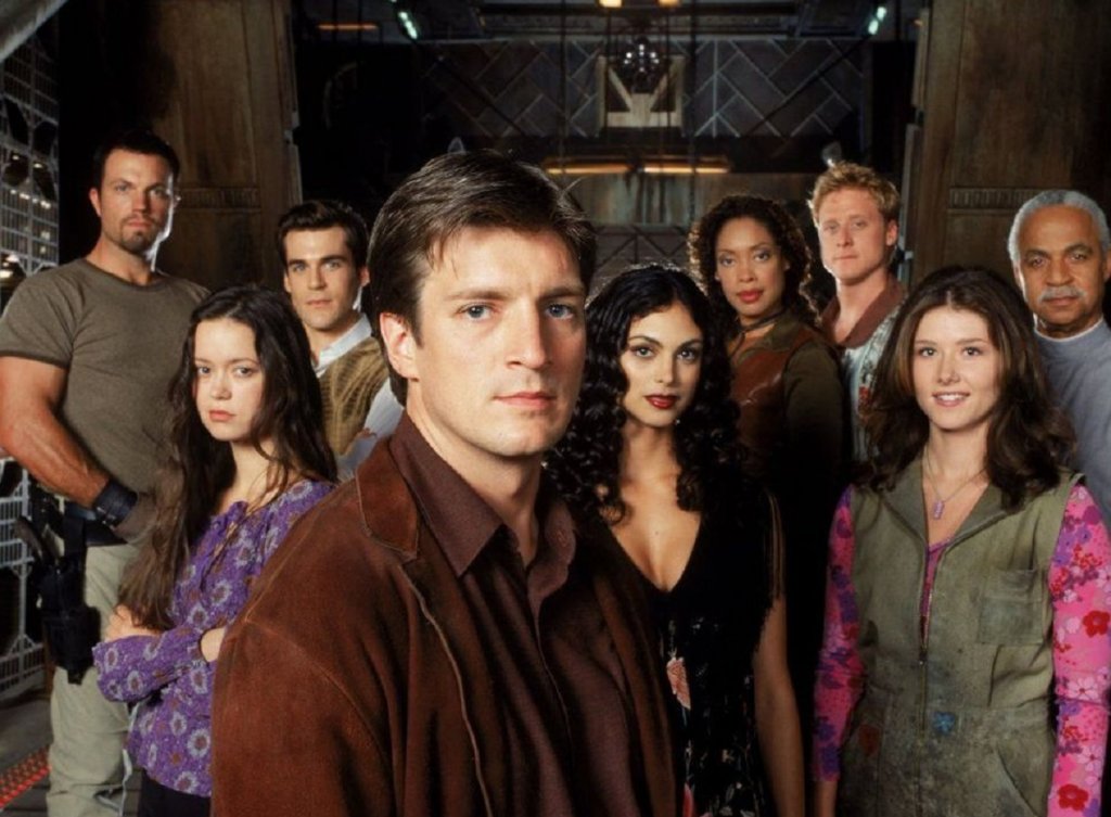 Firefly / "Файърфлай" 
Да, няма да се уморим да хвалим този сериал, защото беше велик и можеше да покаже много повече, а Нейтън Филиън е страхотен актьор и е адски добър в ролята на капитан Малкълм Рейнолдс. Самото шоу разказва за група космически каубои наемници, които обикалят с кораба си клас "Светулка" от планета на планета в търсене на приключения, докато на борда не пристигат един мистериозен и някак твърде образован и възпитан лекар и неговата по-малка и още по-мистериозна сестра. С напредването на сериала (и последвалия го филм) се развива един интересен свят след гражданска война, в който има изключително развито ядро от планети и много по-западаща периферия. Има и едни странни зомбита - "мародерите", за които никой не знае откъде са се пръкнали, но е по-добре да не те хващат жив, защото... лошо. 
Към момента вече има задействан ребуут на сериала и тепърва ще го видим в целия му блясък (евентуално, да доживеем). Причината такъв рестарт да е нужен, е самият факт, че сериалът така и не е довършен, като неговият създател сам казва на няколко пъти, че първоначалната идея е била за седем сезона. Дано сега ги видим, за да може тази добра история да придобие своята пълнота.