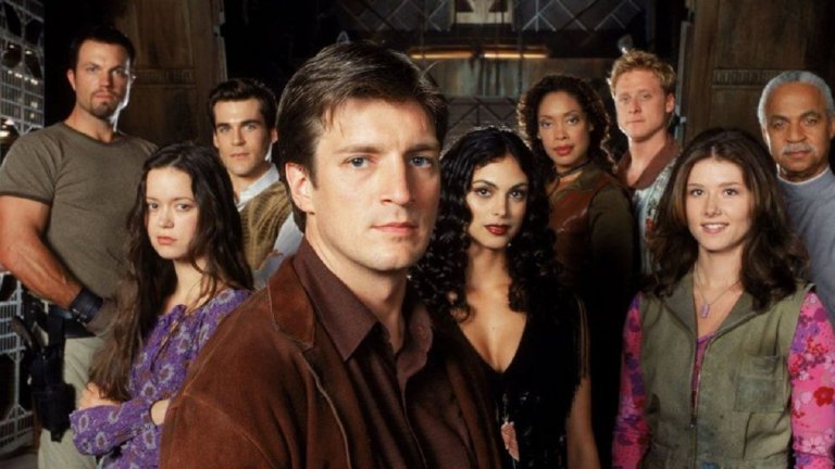 Firefly / "Файърфлай" 
Да, няма да се уморим да хвалим този сериал, защото беше велик и можеше да покаже много повече, а Нейтън Филиън е страхотен актьор и е адски добър в ролята на капитан Малкълм Рейнолдс. Самото шоу разказва за група космически каубои наемници, които обикалят с кораба си клас "Светулка" от планета на планета в търсене на приключения, докато на борда не пристигат един мистериозен и някак твърде образован и възпитан лекар и неговата по-малка и още по-мистериозна сестра. С напредването на сериала (и последвалия го филм) се развива един интересен свят след гражданска война, в който има изключително развито ядро от планети и много по-западаща периферия. Има и едни странни зомбита - "мародерите", за които никой не знае откъде са се пръкнали, но е по-добре да не те хващат жив, защото... лошо. 
Към момента вече има задействан ребуут на сериала и тепърва ще го видим в целия му блясък (евентуално, да доживеем). Причината такъв рестарт да е нужен, е самият факт, че сериалът така и не е довършен, като неговият създател сам казва на няколко пъти, че първоначалната идея е била за седем сезона. Дано сега ги видим, за да може тази добра история да придобие своята пълнота.