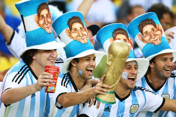 Аржентинските фенове се молят на Лео Меси за чудеса на терена... чак до титлата.