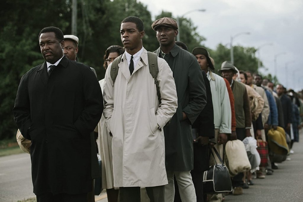 Selma (2014)Платформа: Amazon PrimeПреди филма си за 13-ата поправка в Конституцията, Ава Дюверней е номинирана за "Оскар" за тази игрална история, в която проследява бурния тримесечен период през 1965 г., когато Мартин Лутър Кинг-младши води опасна кампания за правото на глас за чернокожите в лицето на жестока опозиция. Останалият в историята епичен марш от Селма до Монтгомъри завършва с подписването на Закона за правото на глас от президента Джонсън и до днес остава една от най-значимите победи на движението за граждански права в САЩ. Неслучайно е и толкова важно да видим колко усилия е коствало то.