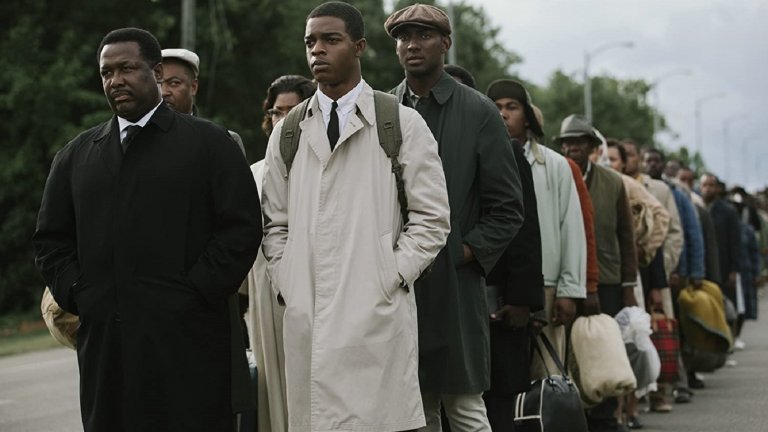 Selma (2014)Платформа: Amazon PrimeПреди филма си за 13-ата поправка в Конституцията, Ава Дюверней е номинирана за "Оскар" за тази игрална история, в която проследява бурния тримесечен период през 1965 г., когато Мартин Лутър Кинг-младши води опасна кампания за правото на глас за чернокожите в лицето на жестока опозиция. Останалият в историята епичен марш от Селма до Монтгомъри завършва с подписването на Закона за правото на глас от президента Джонсън и до днес остава една от най-значимите победи на движението за граждански права в САЩ. Неслучайно е и толкова важно да видим колко усилия е коствало то.