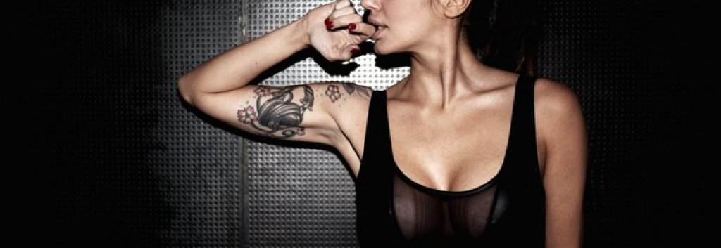 Дебора Де Лука

Италианката е диджей и моден дизайнер, изявявала се в клубове в Испания, Франция, Турция, Русия, Мароко и още доста държави. Обича да пуска различни жанрове музика и е разпознаваема с неустоимия си външен вид и с татуировката на дясната ръка.
