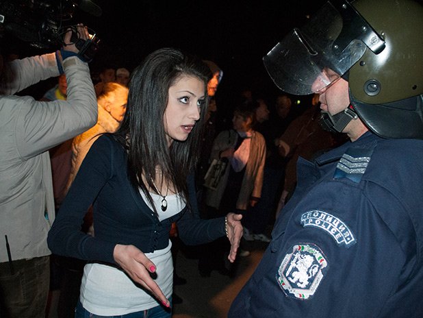 Момиче иска обяснение от полицай за сериозното присъствие на органите на реда около парламента
