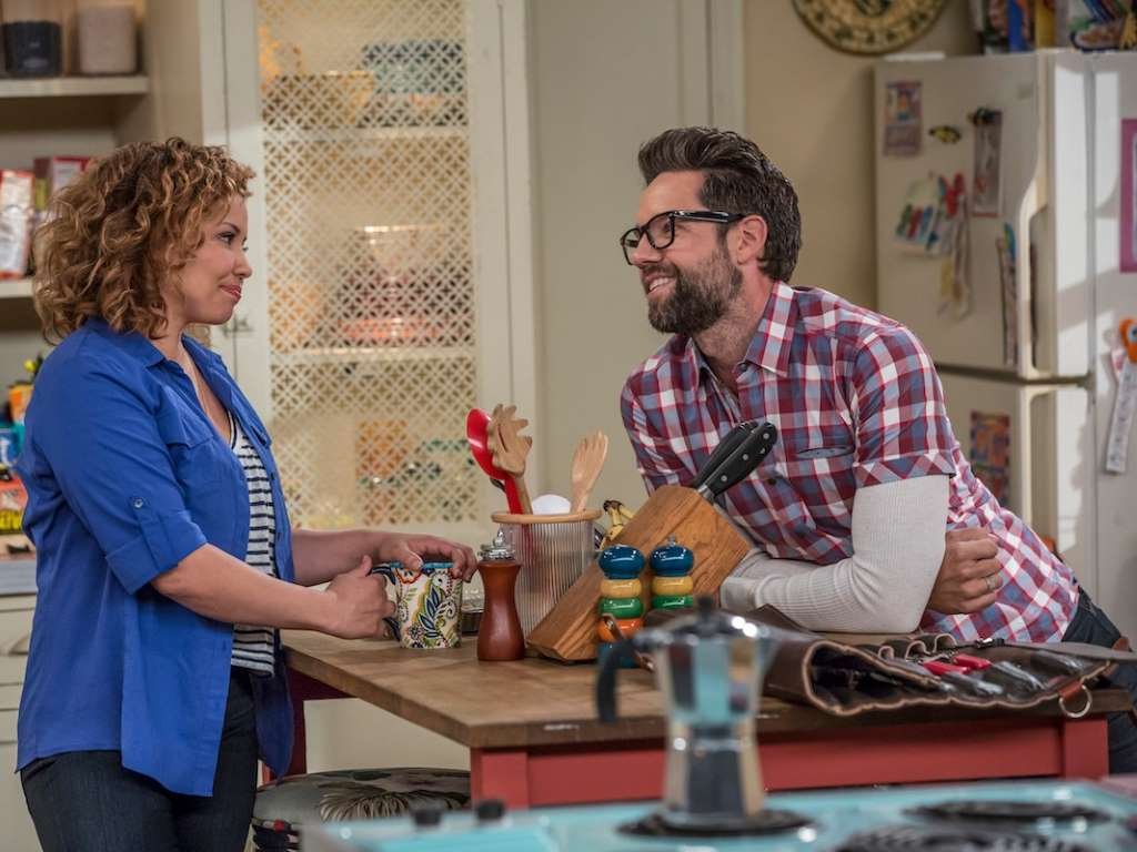 3. “One Day at a Time” 

В този римейк на семейна комедия от 70-те години проследяваме семейството на самотна майка, децата и баба й.