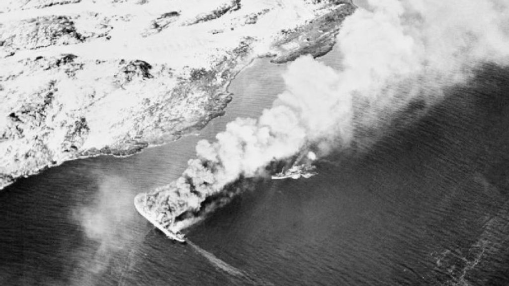 Rigel_sinking,_V-boat_burning_1944