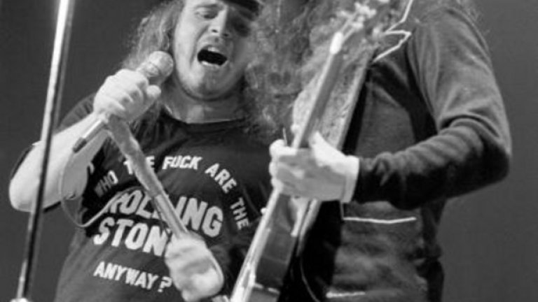 Lynyrd Skynyrd
В "That Smell" - песен от албума "Street Survivors" от 1977 г., бандата "вижда" смъртта с реплики като "Say you’ll be all right come tomorrow, but tomorrow might not be here for you" и "The smell of death surrounds you." Три дни след излизането на албума самолеттъ на групата се разбива. Трима от членовете й умират.