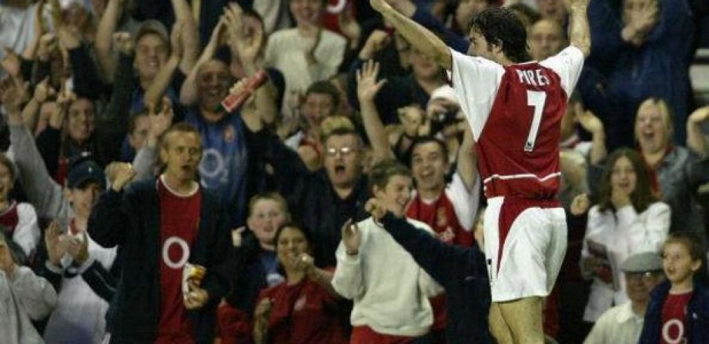 7. Робер Пирес
Пирес игра в Арсенал в периода 2000-2006 и се поздрави с 3 трофея от ФА къп и две шампионски титли на Англия. Той без съмнение бе и един от архитектите на непобедимата кампания.
През 2004-а той приключи сезона с 14 гола и 7 асистенции във Висшата лига и остана втори реализатор на отбора сред Тиери Анри и равен по брой завършващи подавания с Денис Бергкамп.
