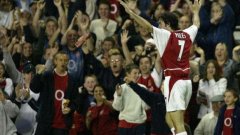 7. Робер Пирес
Пирес игра в Арсенал в периода 2000-2006 и се поздрави с 3 трофея от ФА къп и две шампионски титли на Англия. Той без съмнение бе и един от архитектите на непобедимата кампания.
През 2004-а той приключи сезона с 14 гола и 7 асистенции във Висшата лига и остана втори реализатор на отбора сред Тиери Анри и равен по брой завършващи подавания с Денис Бергкамп.
