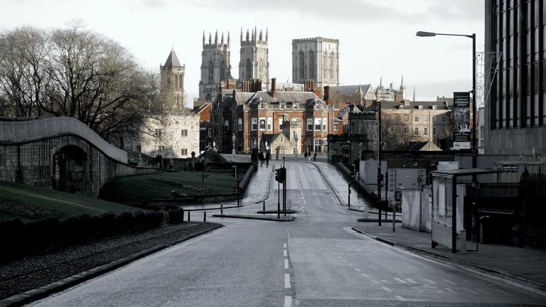 Йорк, ВеликобританияПо стандартите на Великобритания Йорк е среден град, който не би трябвало да има големи проблеми с трафика. Въпреки това Йорк води упорита война с автомобилите, най-вече заради красивия си средновековен център. Плановете са до 2023 г. този център да бъде изцяло освободен от коли, а до 2030 г. автомобилното движение да е ограничено само в покрайнините на града.
Засега всичко е на ниво планове на общинските власти и няма влезли в сила рестрикции. Основната цел е не само опазване на околната среда и чистотата на въздуха, но и това посетителите на Йорк да бъдат насърчени да обикалят живописния град пеш.