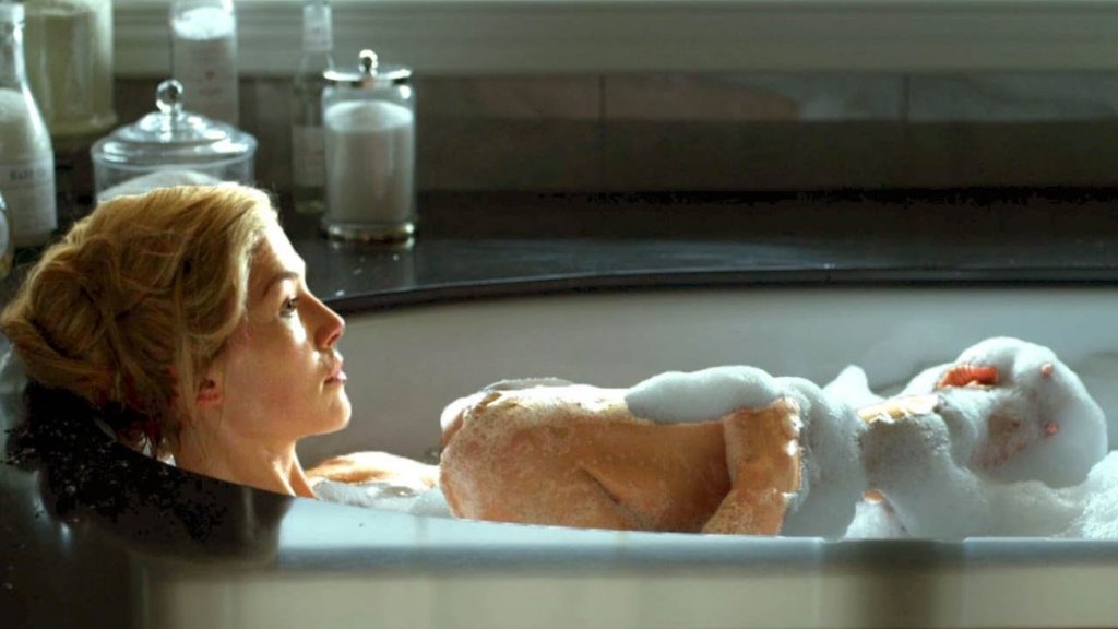 Не казвай сбогом: Крайният шокиращ роман на Джилиан Флин неслучайно става най-четената книга за 2012 година, когато излиза в родната си Америка. Започващ като история на тривиално убийство, в което мъжът очевидно е закопал жена си, някъде из лехите в двор