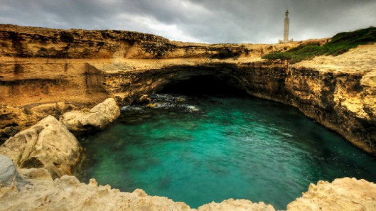 В близост до Лече в Италия, в местността Рока Векия се намира този естествен басейн и пещерата към него, наречена Поезия