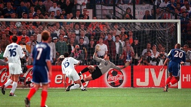 Давид Трезеге бележи златния гол за Франция във финала с Италия на Евро 2000. Скоро след това правилото бе отменено. 