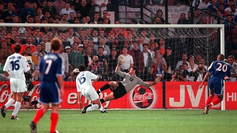 Давид Трезеге бележи златния гол за Франция във финала с Италия на Евро 2000. Скоро след това правилото бе отменено. 